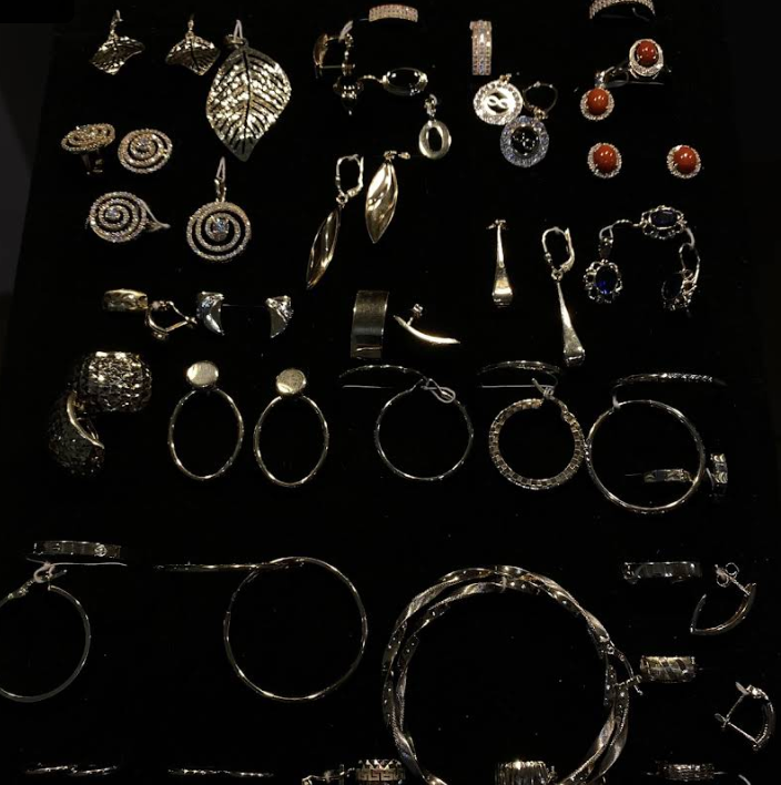 Złoty pierścionek z diamentem