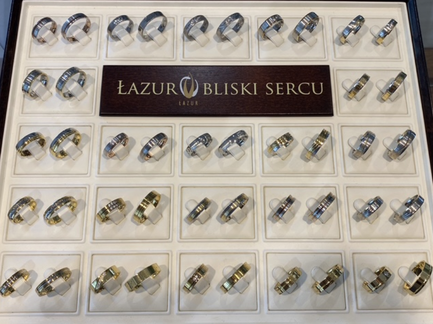 Obrączki ślubne w dłoniach