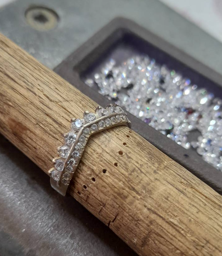 Gotowy pierścionek z szafirem